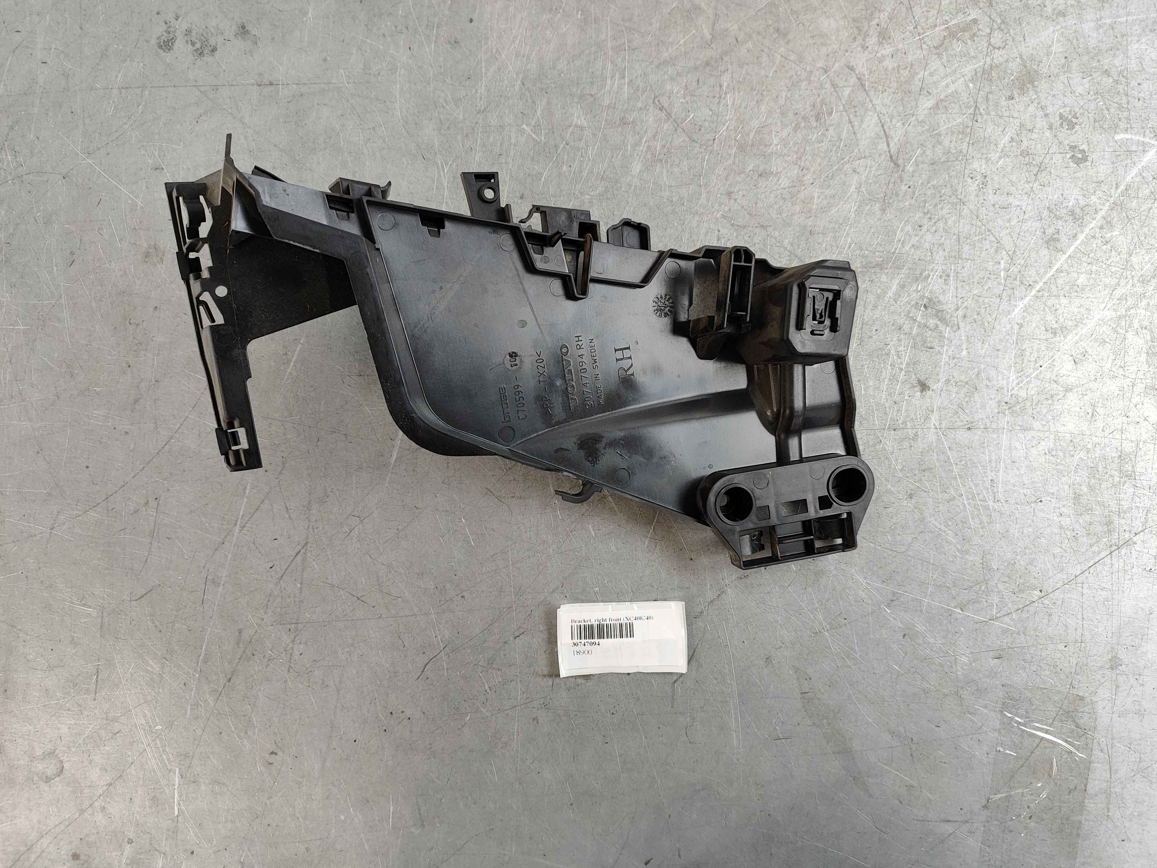 Bracket, right front (XC40|C40)