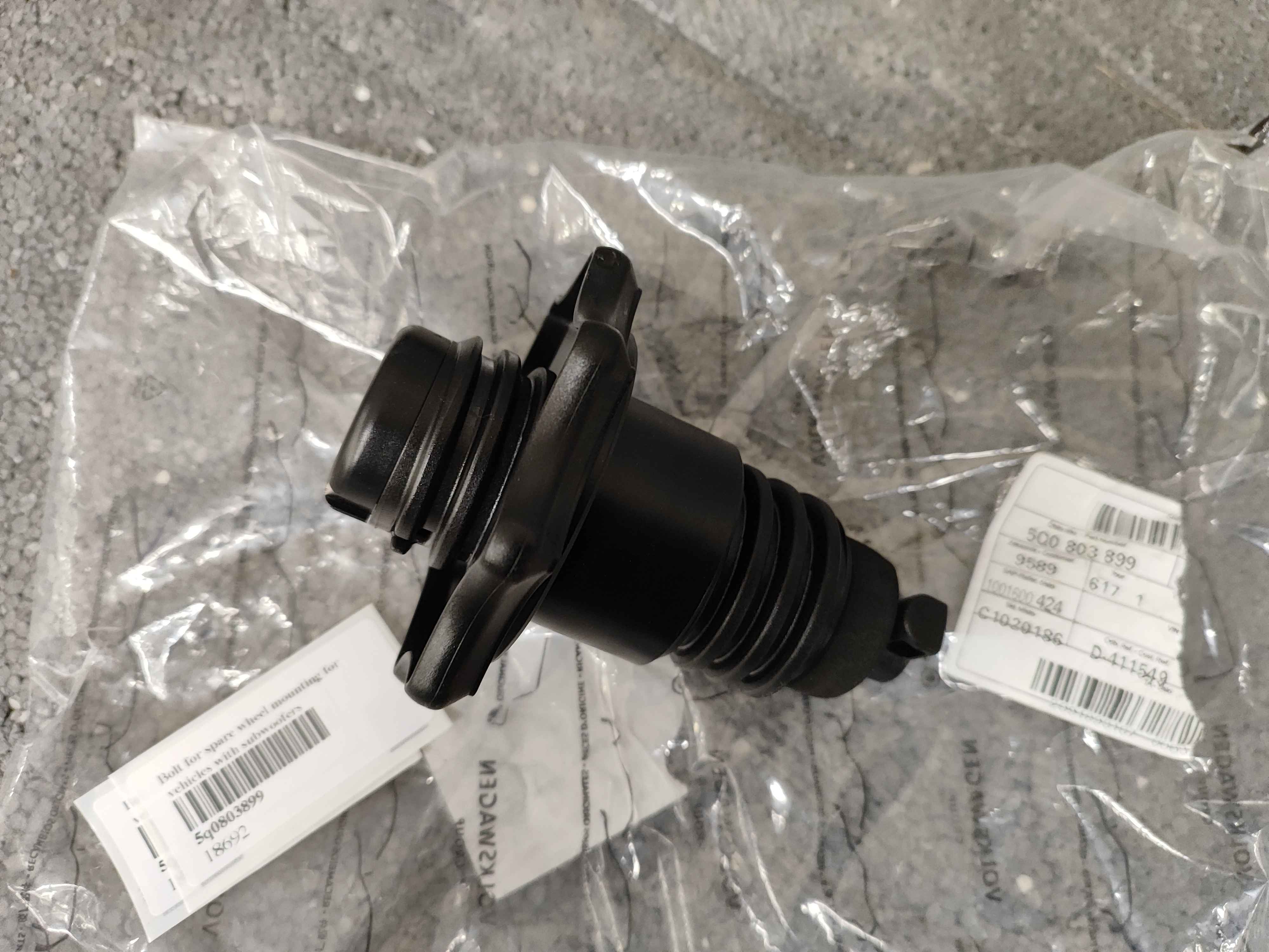 Bolt for spare wheel mounting for vehicles with subwoofers