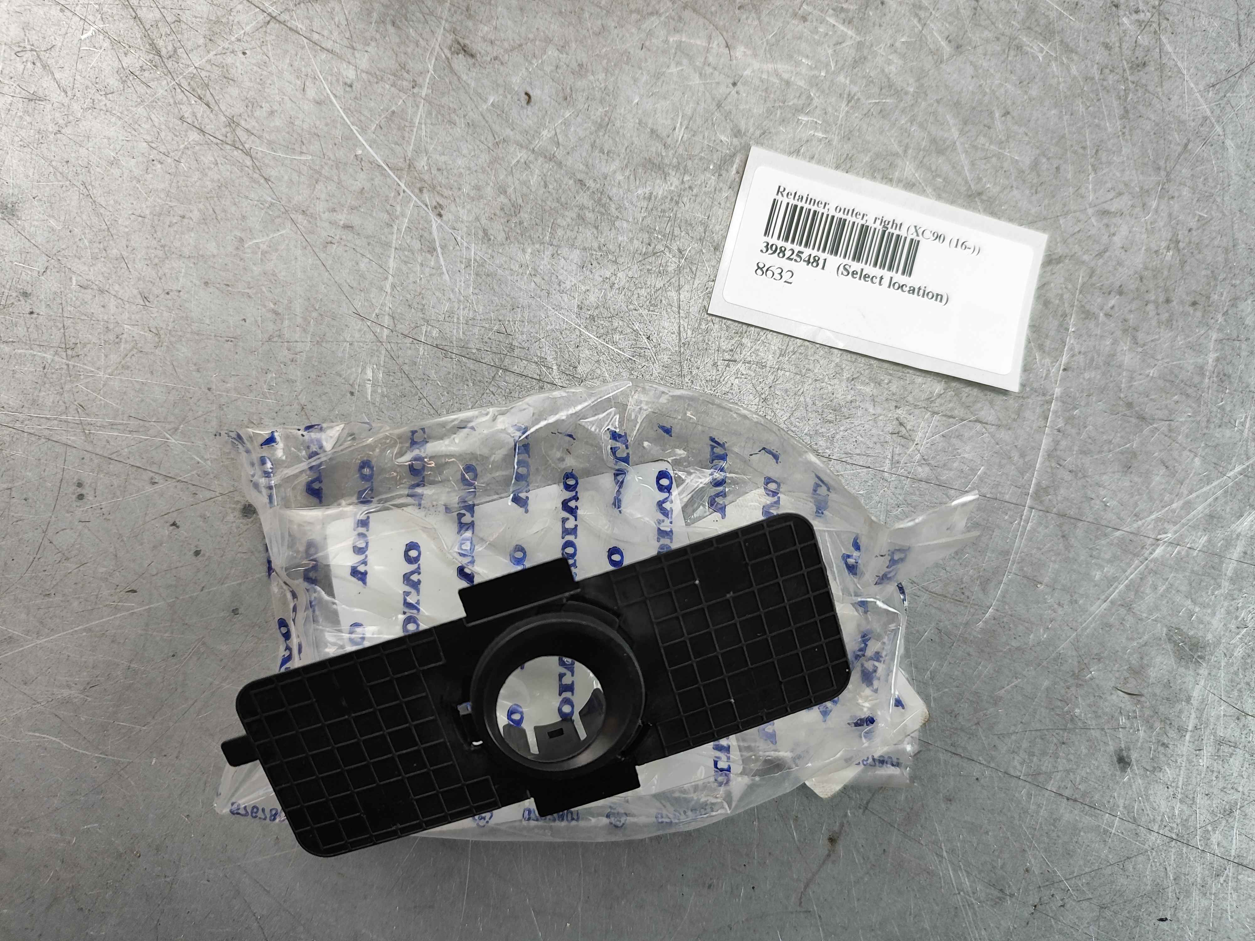 Retainer, outer, right (XC90 (16-))