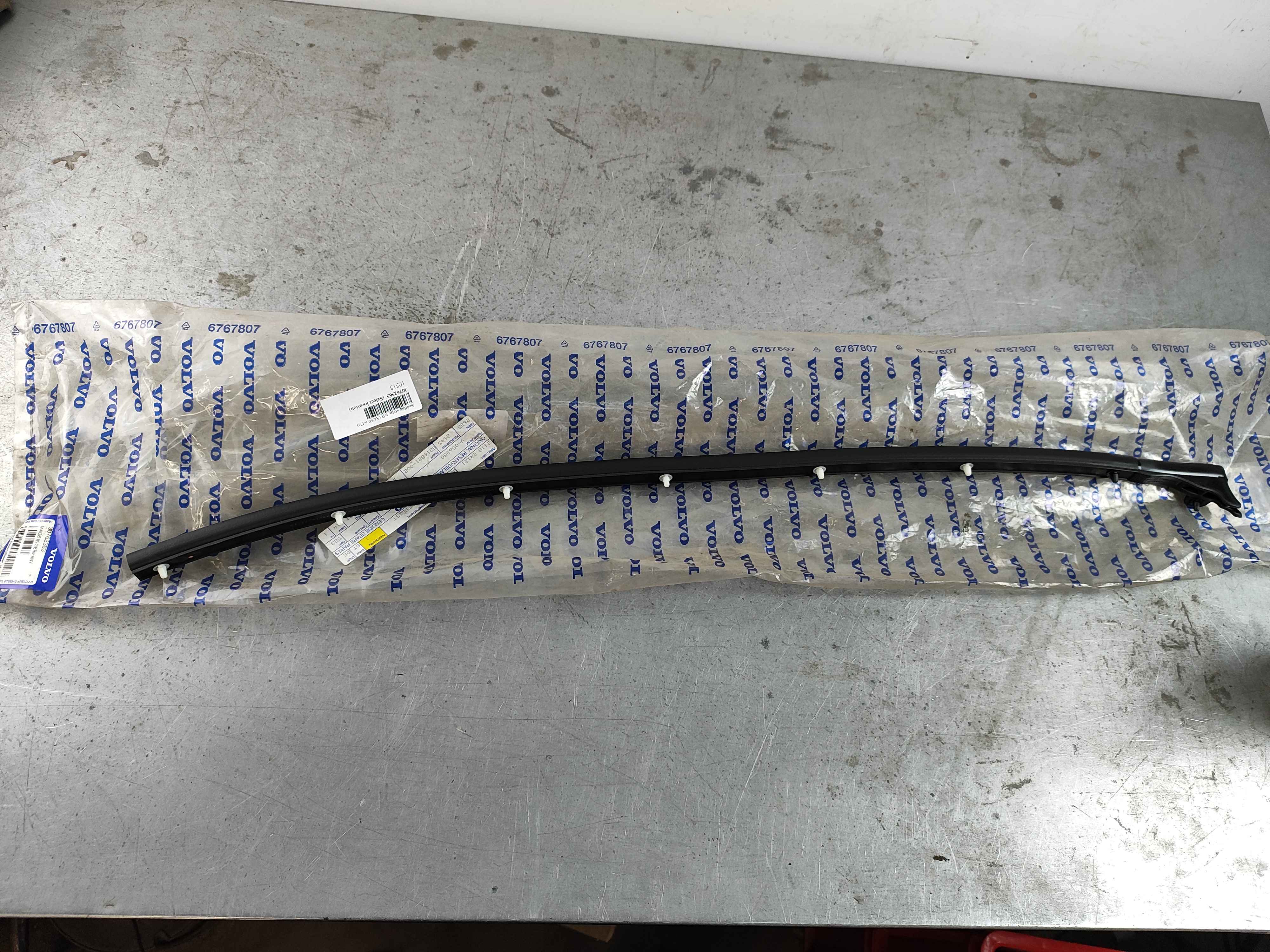 Sealing strip, left (XC60 (-17))