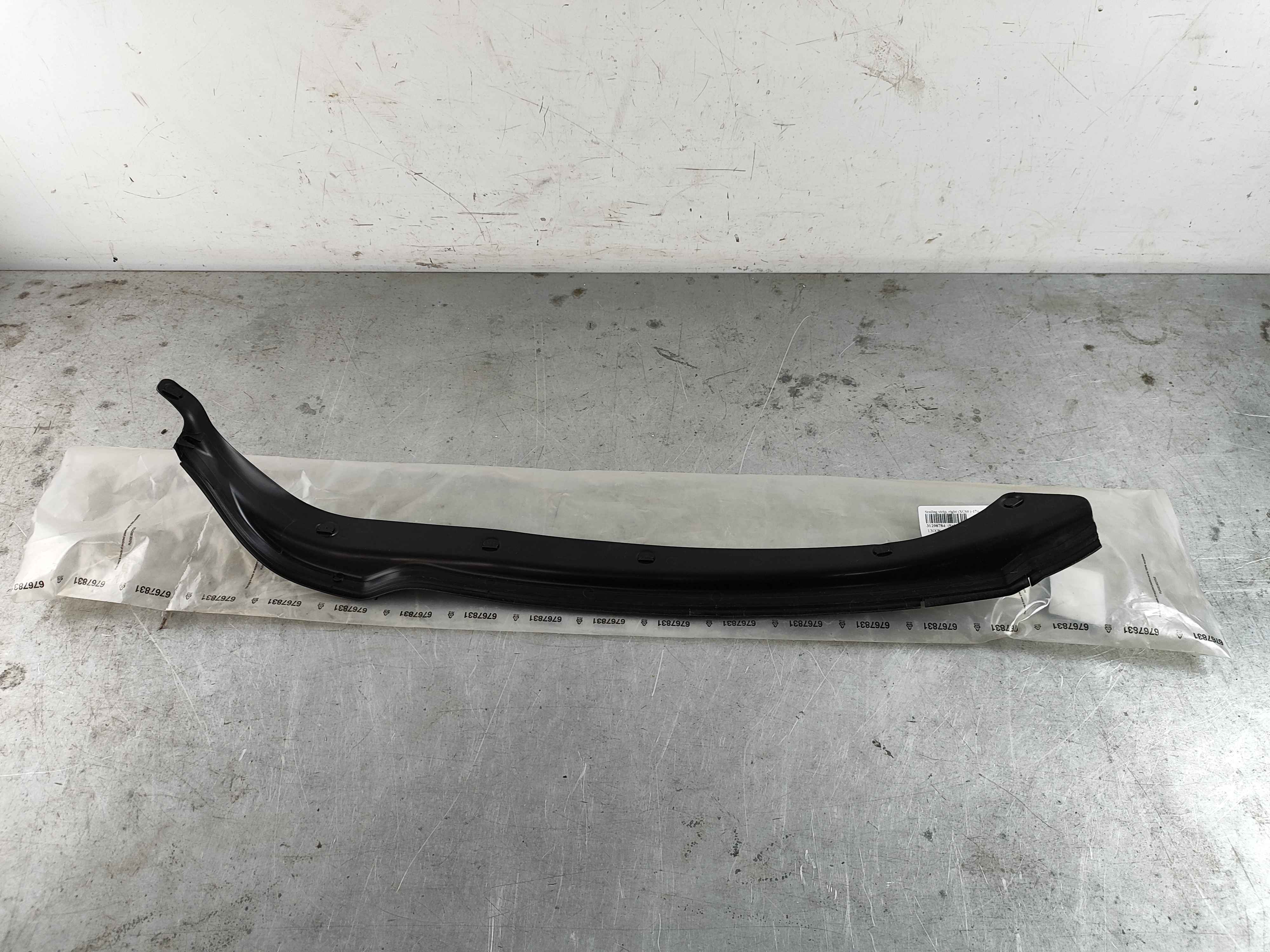 Sealing strip, right (XC60 (-17))