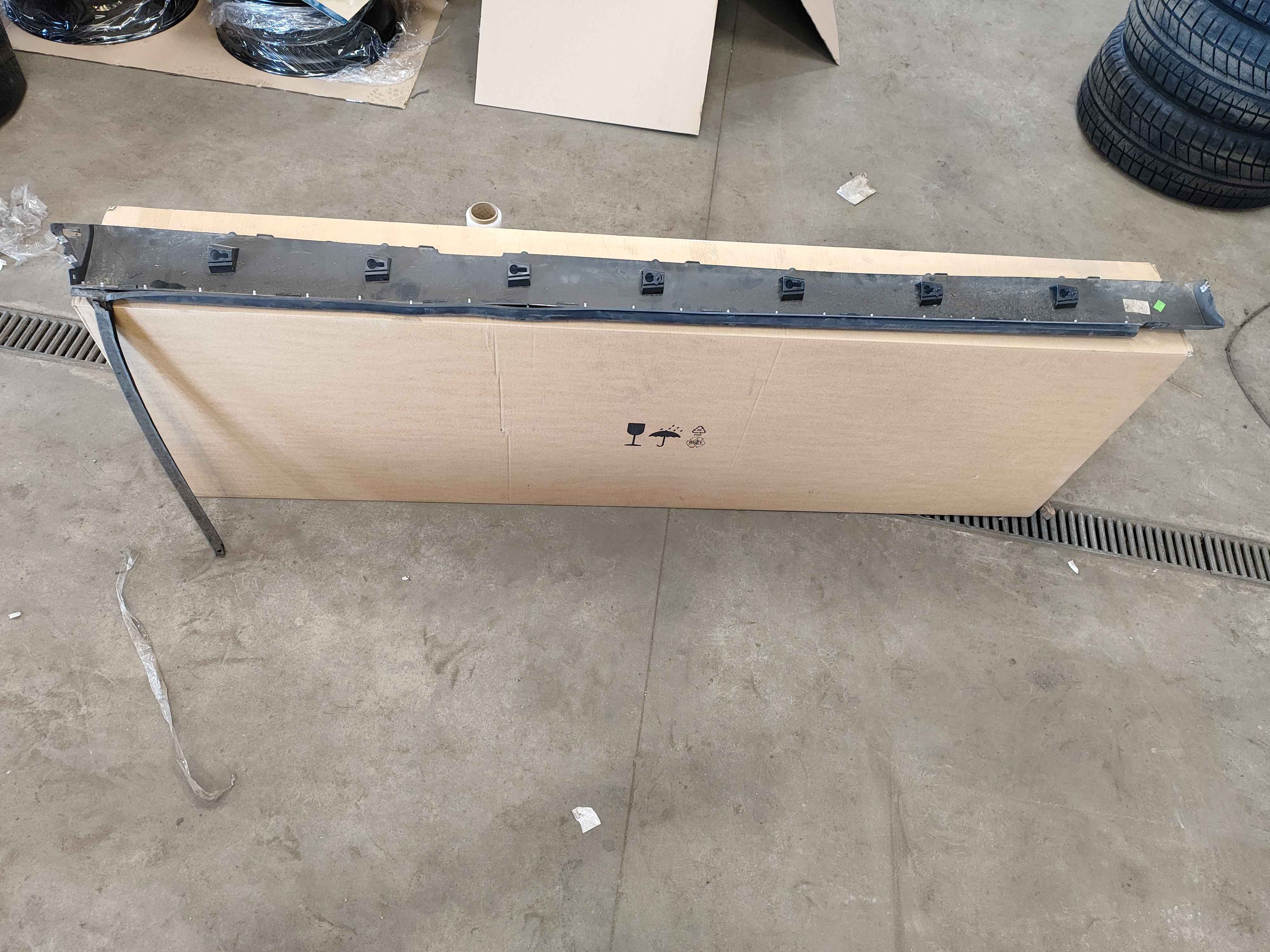 Dirt deflector moulding, right (XC60 (18-))