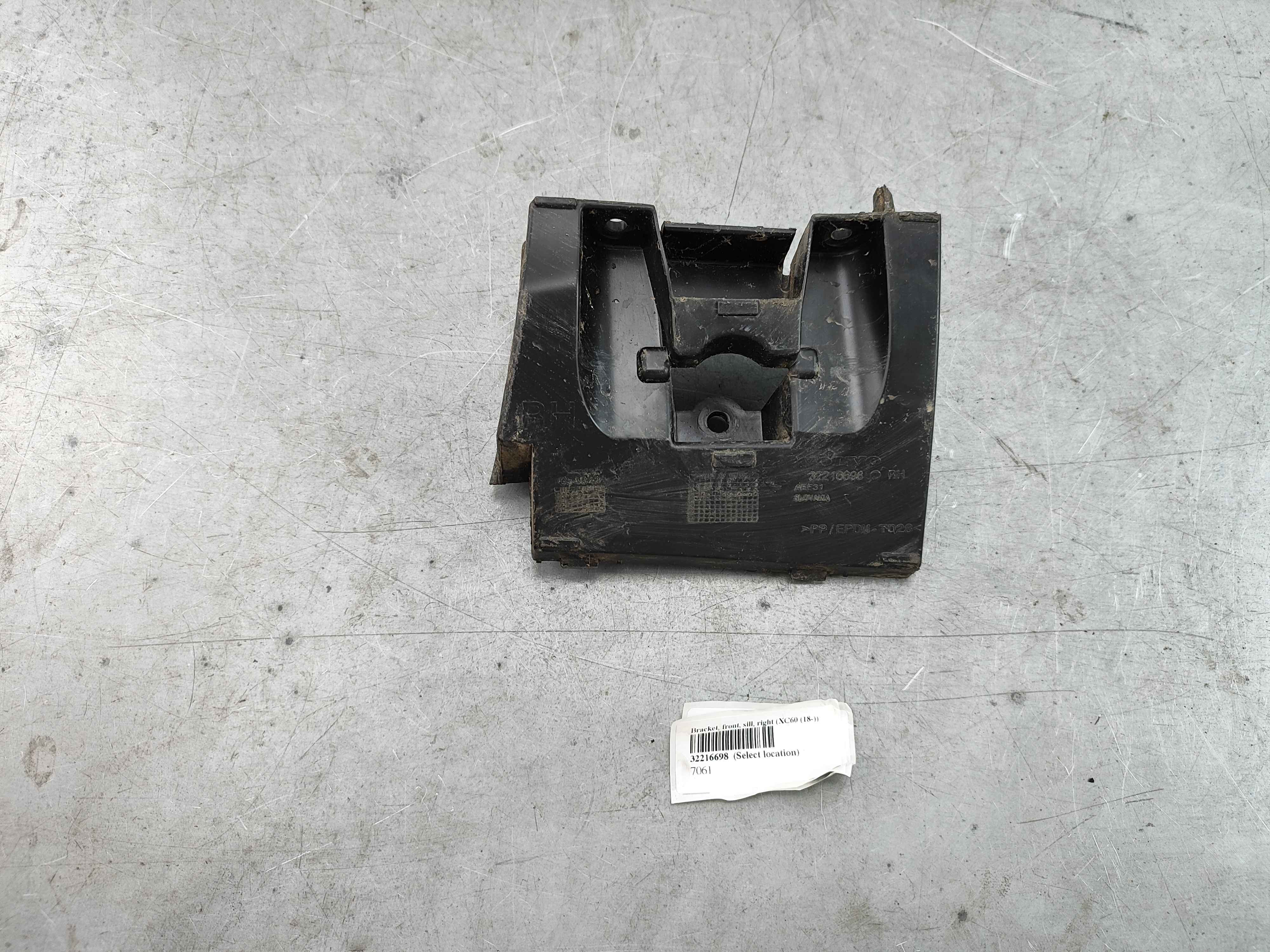 Bracket, front, sill, right (XC60 (18-))