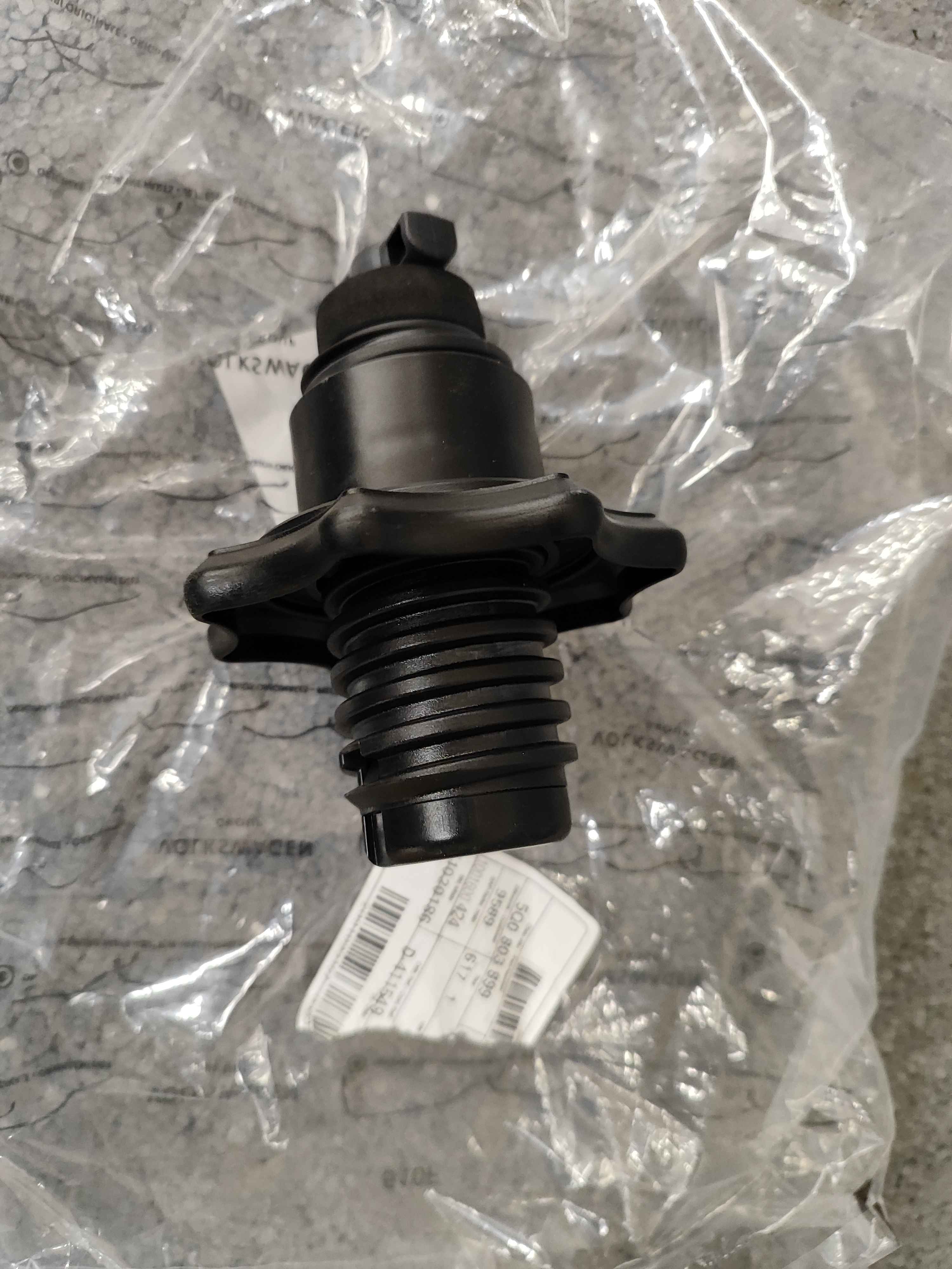 Bolt for spare wheel mounting for vehicles with subwoofers
