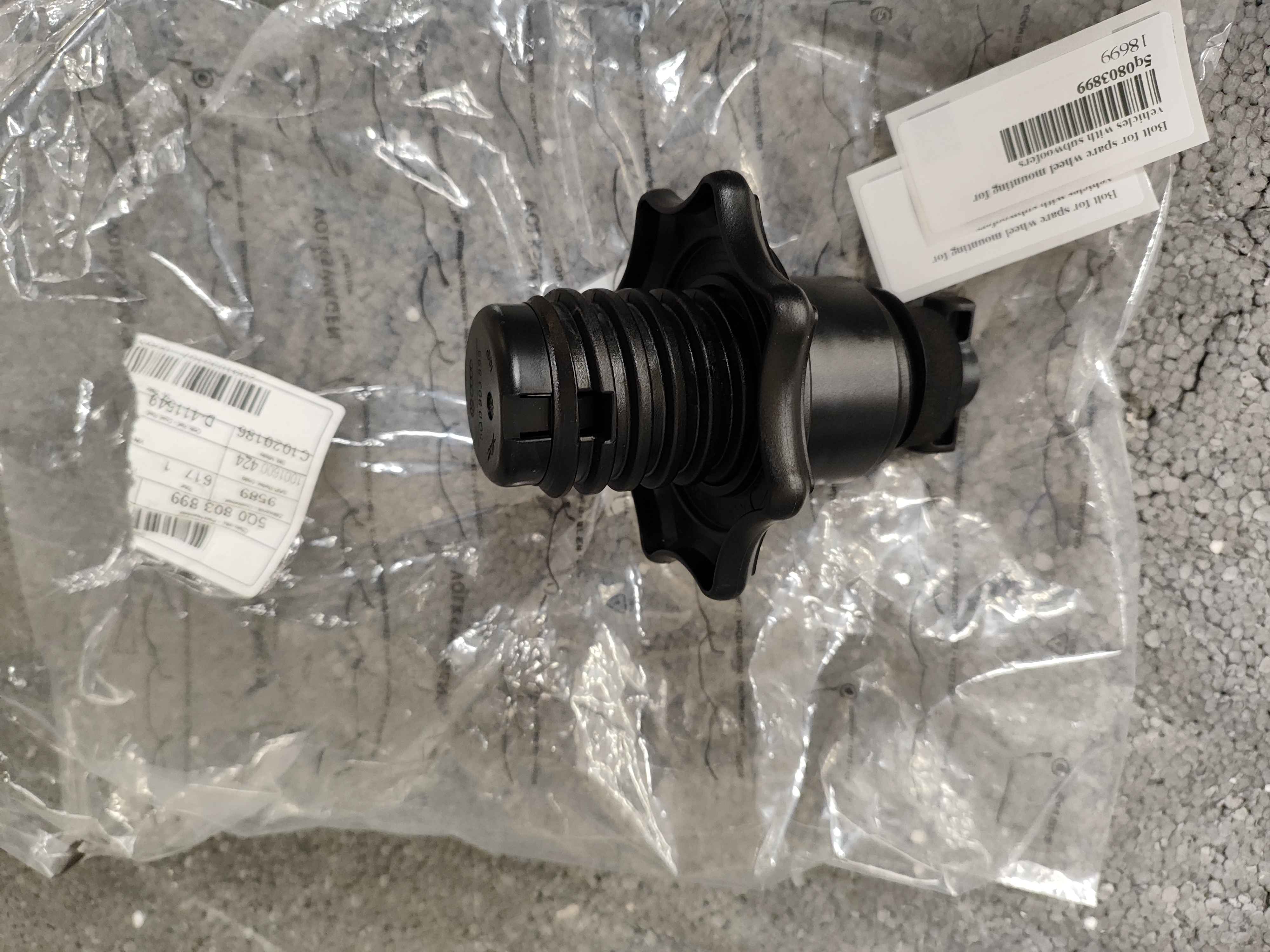 Bolt for spare wheel mounting for vehicles with subwoofers