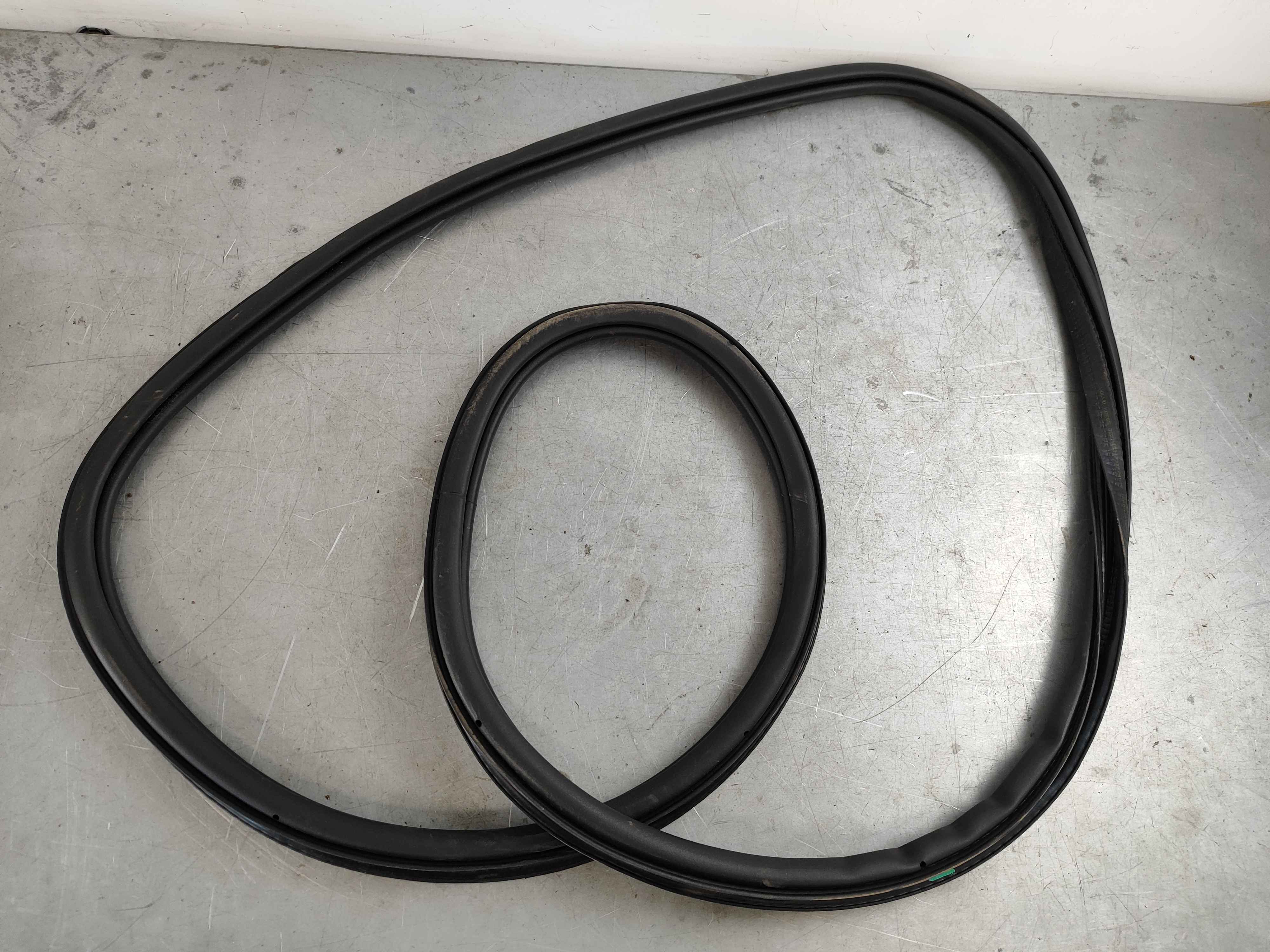 Sealing moulding, car body, front (C40)