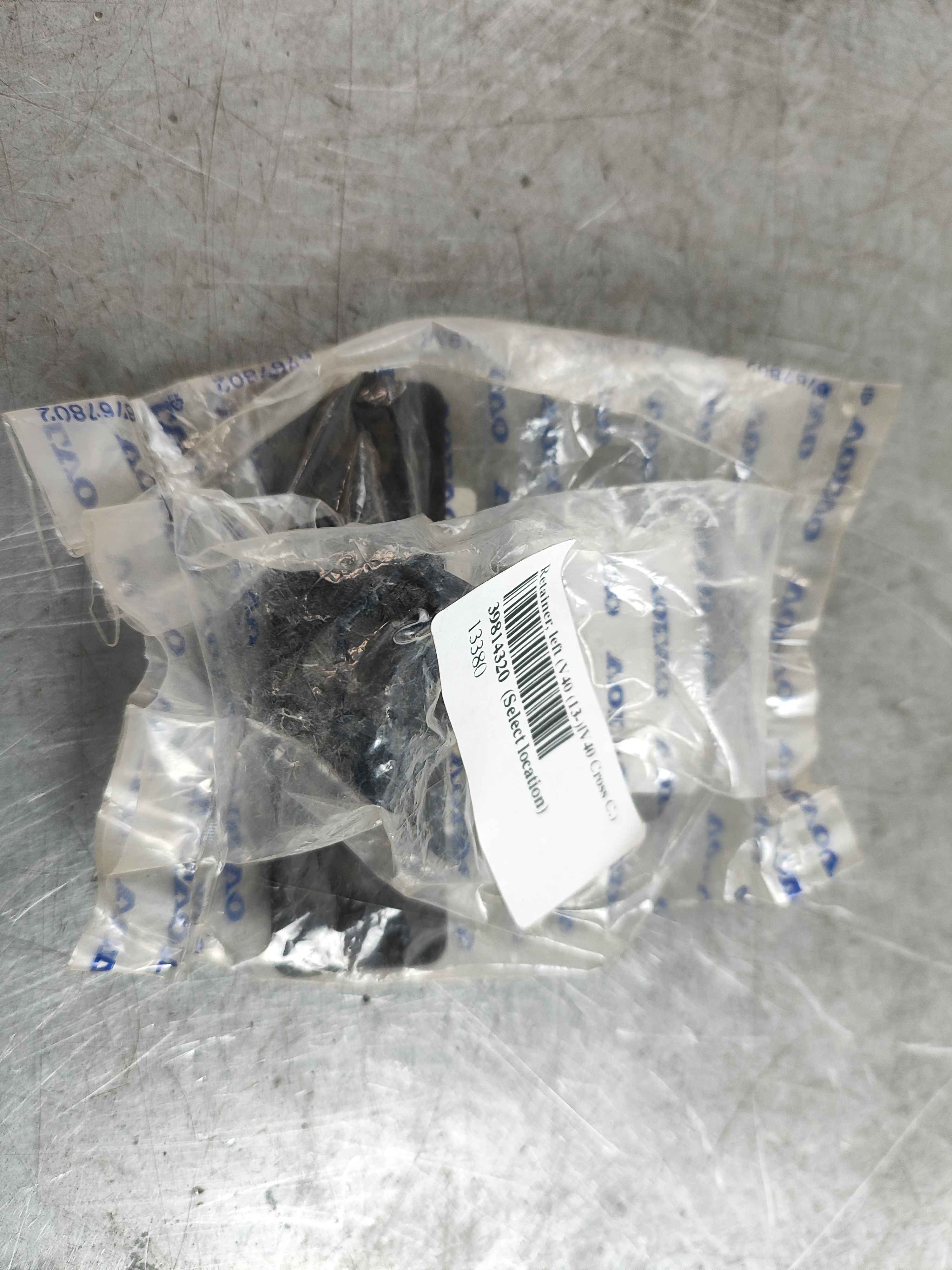 Retainer, left (V40 (13-)|V40 Cross C.)